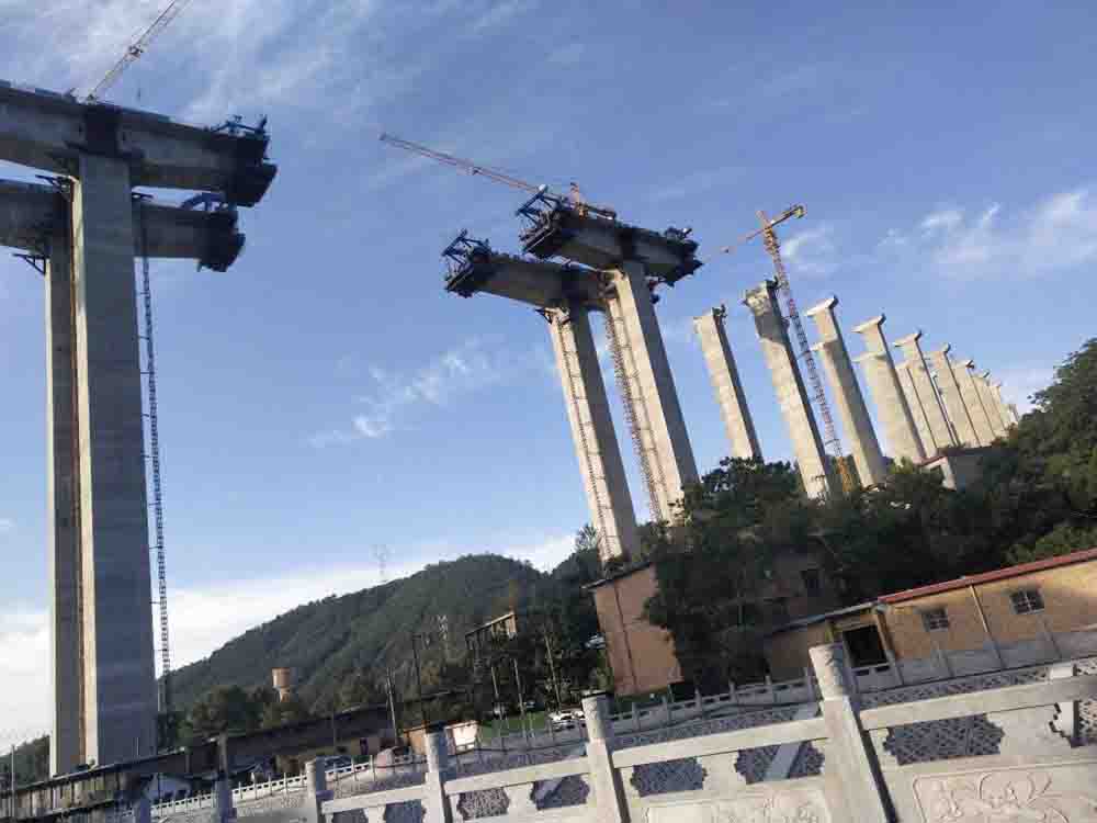 即将完工的陕西合铜高速10标漆水河大桥空芯薄壁滑模桥墩