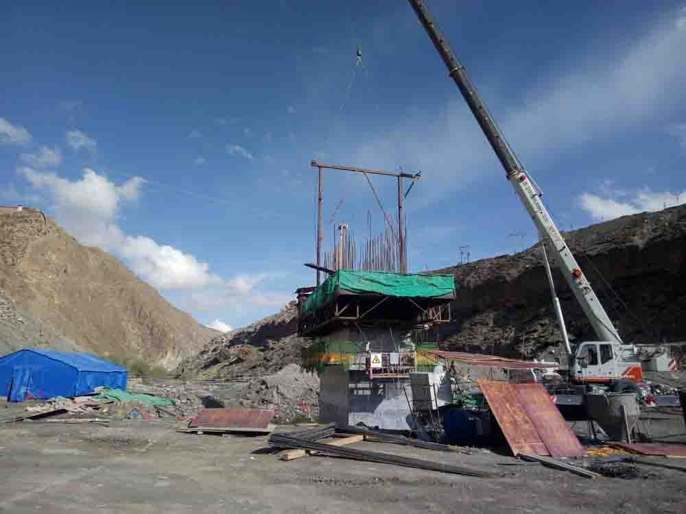 安装龙门架.jpg 安装龙门架.jpg