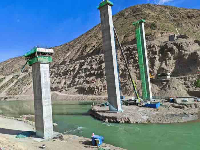 2025 年6月滑模施工中的雅鲁藏布江江昂仁大桥