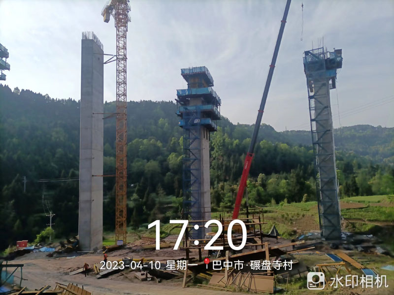2023年4月四川巴中苍巴高速碾盘寺互通空芯墩施工接近尾声